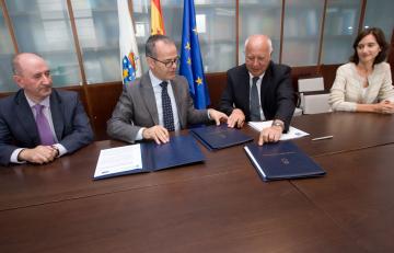 Xesús Vázquez Abad e Juan Casares Long asinan o protocolo de colaboración 