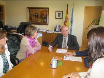 Manuel Corredoira, recibiu hoxe a representantes do CEIP Sanjurjo de Carricarte