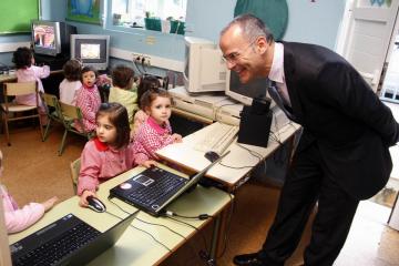 O conselleiro de Cultura e Educación salienta o labor dos docentes para o impuls