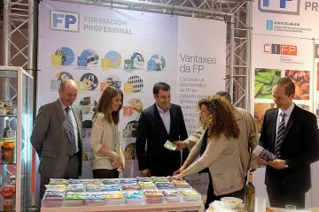  Román Rodríguez visita el stand dedicado a la FP en la Feria Internacional Abanca Semana Verde, con productos elaborados en los centros integrados de formación profesional