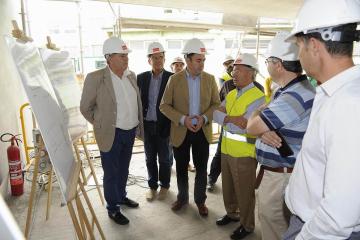  Román Rodríguez visita las obras y ampliación del CEIP Otero Pedrayo, en A Laracha