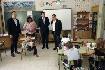  Román Rodríguez visita el CEIP O Ramo, en Fene, donde se viene de finalizar el acondicionamiento del gimnasio