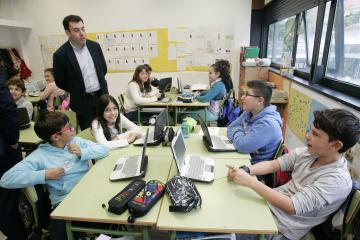 El conselleiro de Cultura y Educación visitó el CEIP Couceiro Freijomil, en Pontedeume 