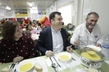  Román Rodríguez compartió el almuerzo con alumnos del CEIP Portofaro, en Cambre