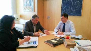 Román Rodríguez reuniuse co alcalde do municipio e comprometeuse a investir 50.000 euros para mellorar o servizo de calefacción 