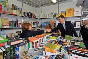 Román Rodríguez anima a achegarse á Feira do Libro de Santiago, que comeza hoxe na Alameda