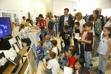 Os centros que participan no programa Piteas expoñen os proxectos ao resto da comunidade educativa