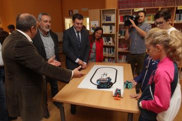 Román Rodríguez reitera la apuesta del Gobierno gallego por la educación digital en su visita al IES Xunqueira II
