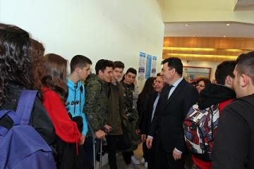 Román Rodríguez loa la Feria de la Educación de Ribeira como escaparate de las buenas prácticas de los centros escolares