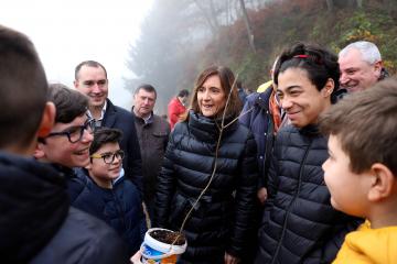 Carmen Pomar participa nunha plantación no CEIP Rosalía de Castro (Padrón) 