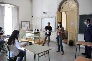 Carmen Pomar visita o alumnado que se incoporou á clase nos IES Ramón Otero Pedrayo (Ourense) e Carlos Casares (Viana do Bolo)