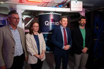 O Conselleiro posa con 3 persoas no Centro de Supercomputación de Galicia 